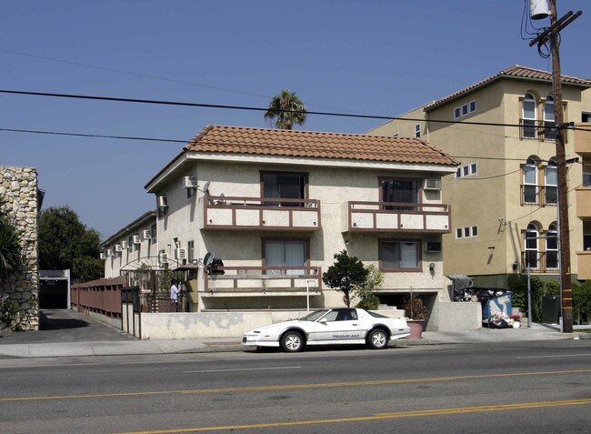 5657 Laurel Canyon Blvd in Valley Village, CA - Foto de edificio - Building Photo