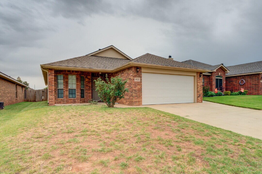 6921 95th St in Lubbock, TX - Building Photo