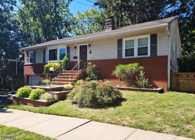 7 Van Ness Ct in Maplewood, NJ - Building Photo - Building Photo