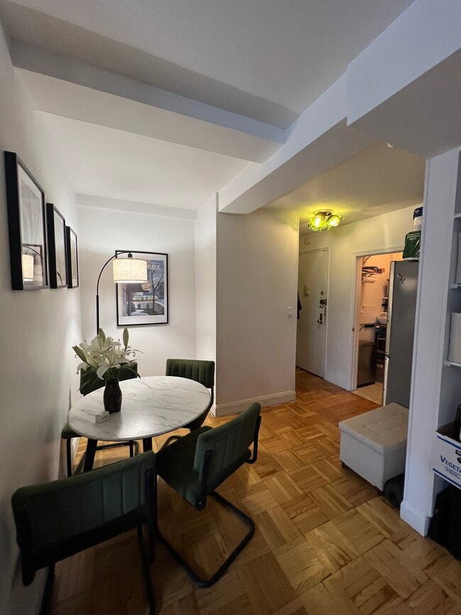 135 E 54th St, Unit 16F in New York, NY - Building Photo - Building Photo