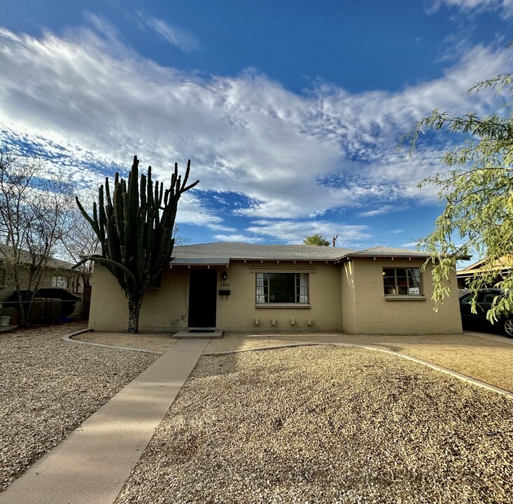 2942 W Butler Dr in Phoenix, AZ - Foto de edificio