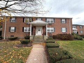 27 Brewster Rd in Glastonbury, CT - Building Photo