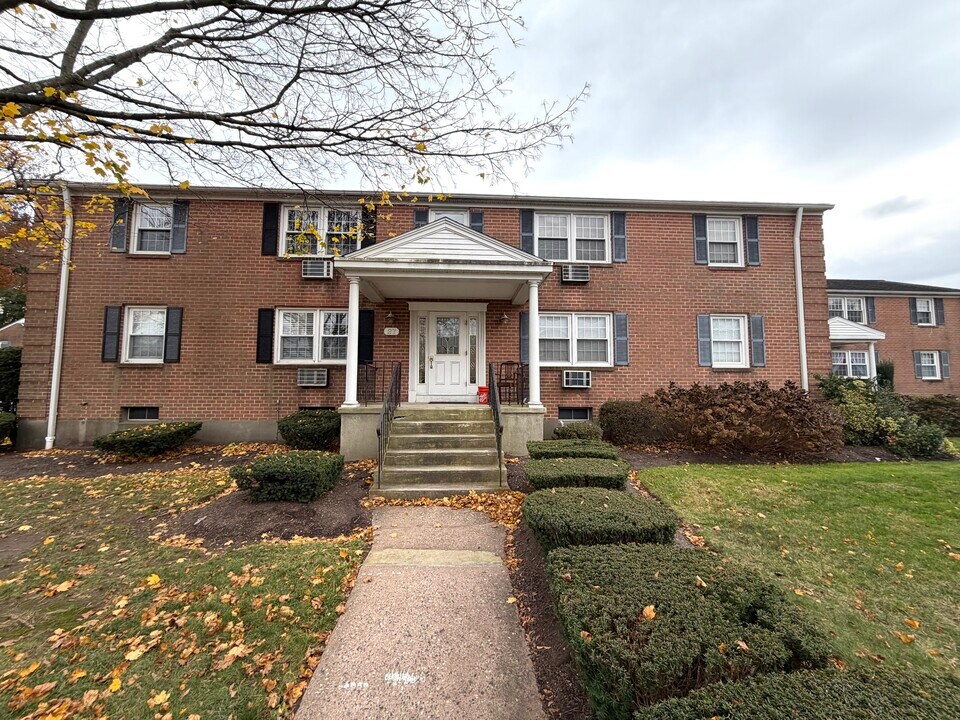 27 Brewster Rd in Glastonbury, CT - Building Photo