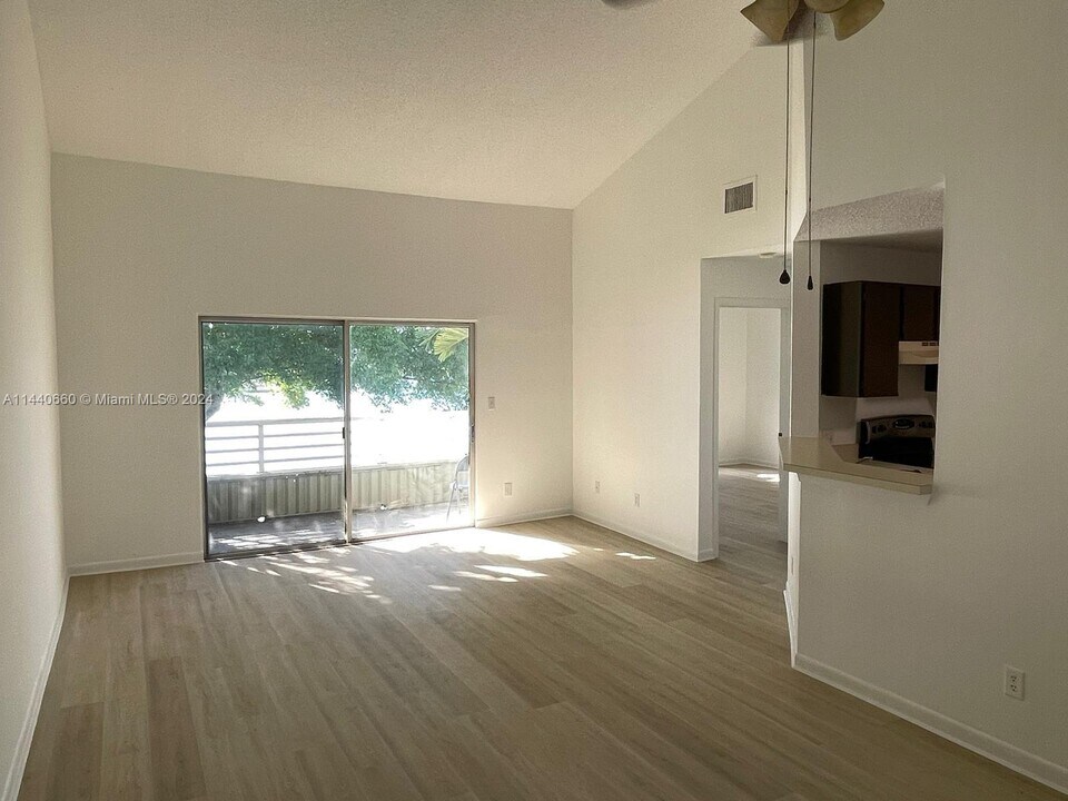 3465 NW 44th St, Unit 204 in Lauderdale Lakes, FL - Building Photo