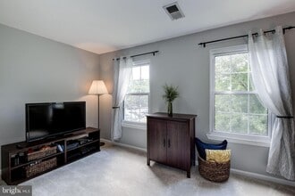 9668 Hastings Dr, Unit 3rd Floor room in Columbia, MD - Building Photo - Building Photo