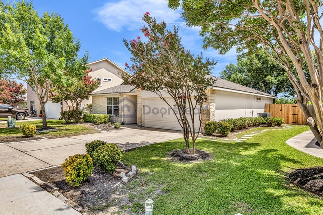 223 Sylvan St in Hutto, TX - Foto de edificio - Building Photo