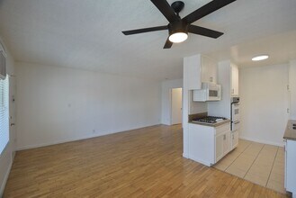 12050 Tiara St, Unit 14 in Los Angeles, CA - Foto de edificio - Building Photo