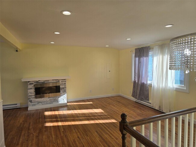 17 Lantern St in Huntington, NY - Building Photo - Building Photo