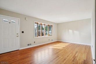 10 Donnalin Pl in Clifton, NJ - Foto de edificio - Building Photo