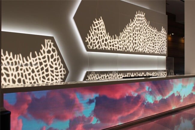 650 West Ave, Unit 810 in Miami Beach, FL - Foto de edificio - Building Photo