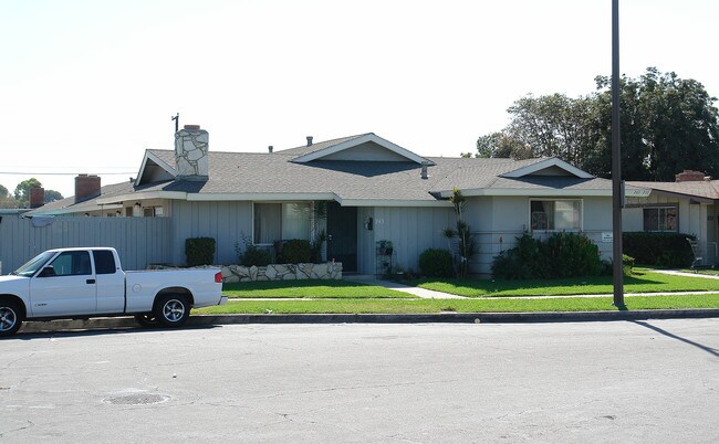 243-253 N Holly St in Orange, CA - Building Photo - Building Photo