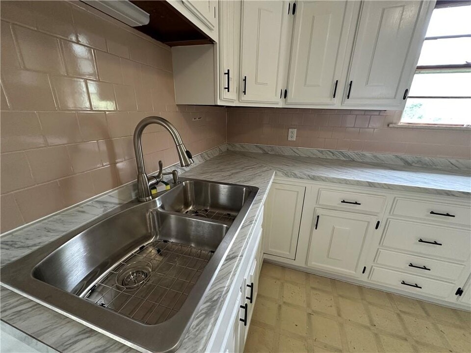 1243 Cranston St in Cranston, RI - Building Photo