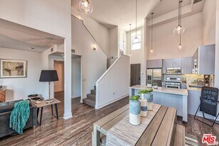 1168 S Barrington Ave in Los Angeles, CA - Building Photo