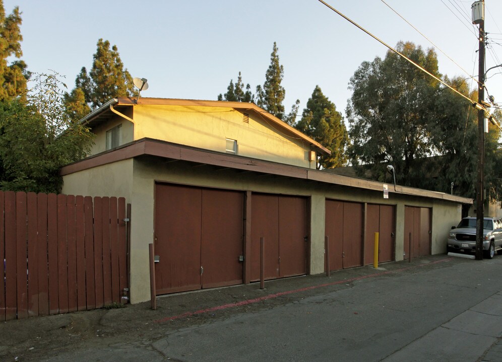 612 W Provential Dr in Anaheim, CA - Building Photo