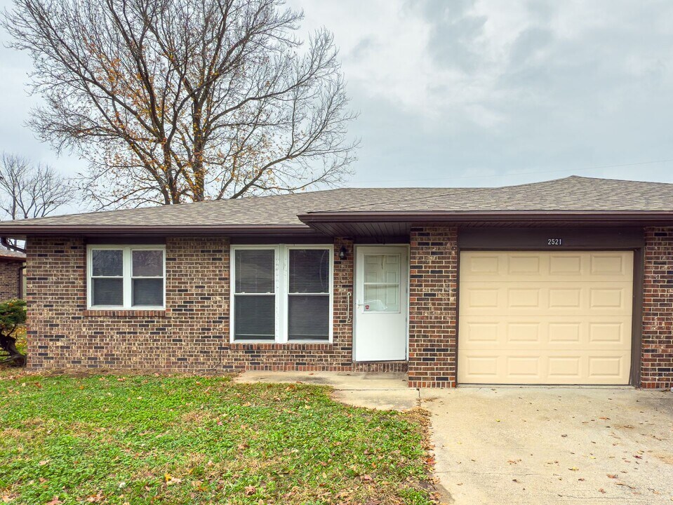 2523-2523 E Morris Dr in Columbia, MO - Foto de edificio