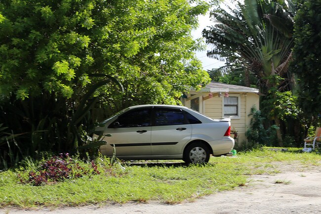 4312 Davis Rd in Lake Worth, FL - Building Photo - Building Photo