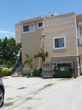 5307 NW 7th St in Miami, FL - Foto de edificio - Building Photo