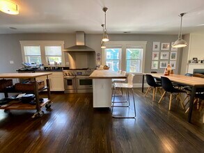 55 Eliot Cres, Unit 2 in Chestnut Hill, MA - Foto de edificio - Building Photo