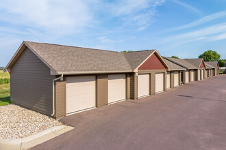 Sunset Villas Apartments in Sioux Falls, SD - Building Photo - Building Photo