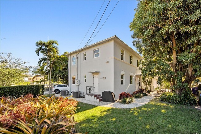 685 SW 19th Rd in Miami, FL - Building Photo - Building Photo