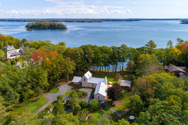 101 Lower Flying Point Rd in Freeport, ME - Foto de edificio - Building Photo