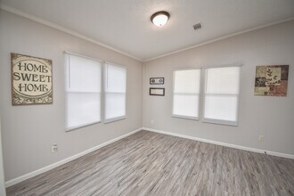 807 E Mesquite Ln in Victoria, TX - Building Photo - Building Photo