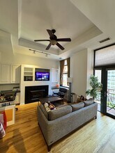 208 W Washington St in Chicago, IL - Building Photo - Building Photo