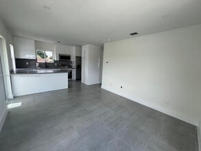 341 E 14th St in Hialeah, FL - Building Photo - Building Photo