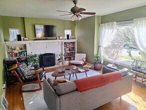 4332 Eastern Ave N, Unit lower in Seattle, WA - Foto de edificio - Building Photo