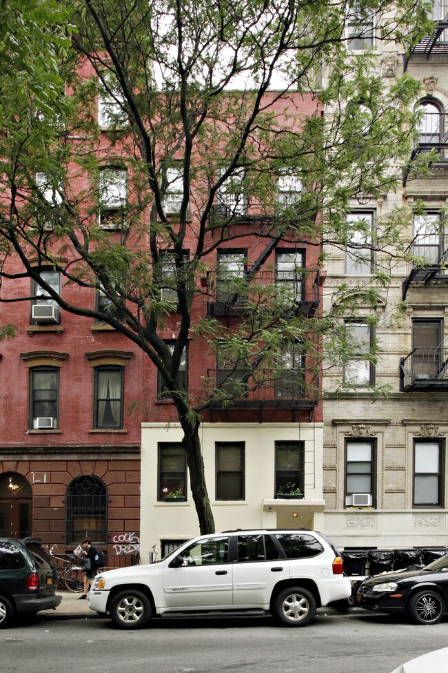 71 E 2nd St in New York, NY - Foto de edificio - Building Photo