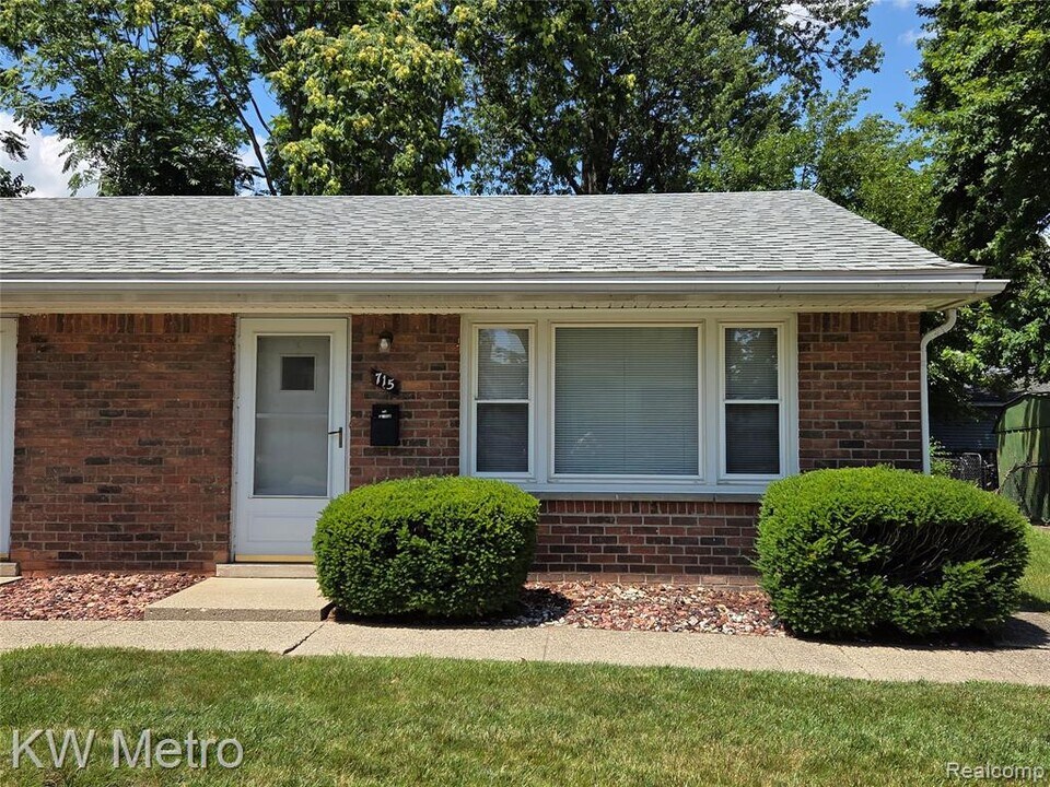 715 E University Ave in Royal Oak, MI - Building Photo