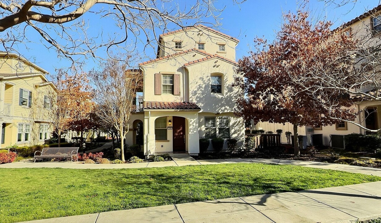 106 Minaret Ave in Mountain View, CA - Foto de edificio