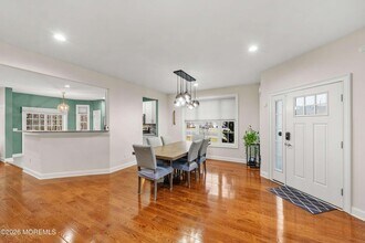2 Gonzalez Dr in Old Bridge, NJ - Foto de edificio - Building Photo