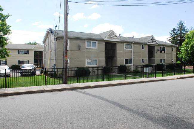 56-60 Rose Ave in Spring Valley, NY - Foto de edificio - Building Photo