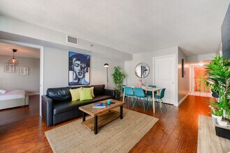 1200 Brickell Bay Dr in Miami, FL - Building Photo - Building Photo