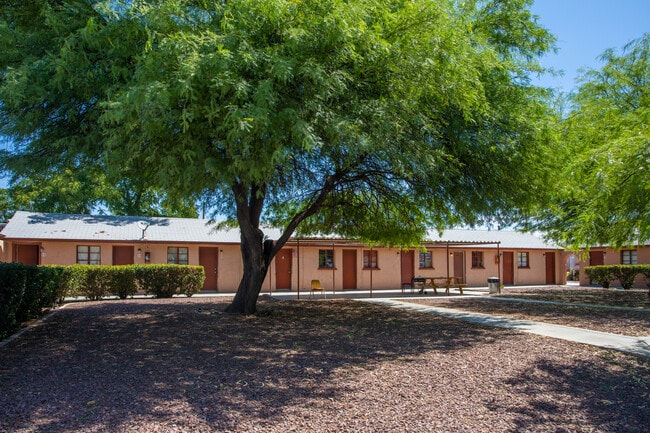 Desert Vista Village in Tucson, AZ - Foto de edificio - Building Photo