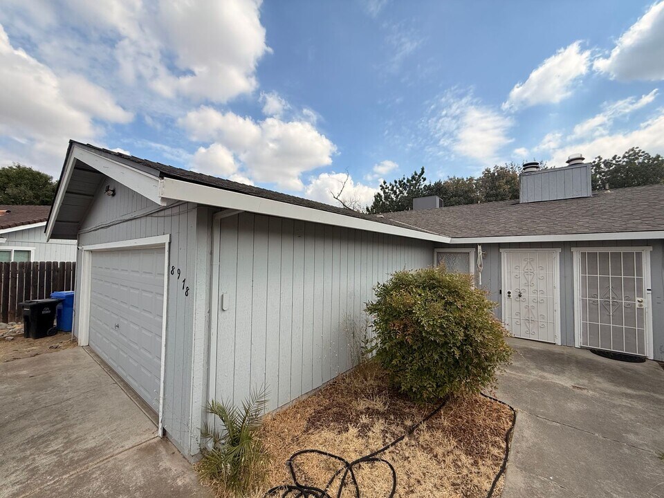 8976-8978 Laguna Vista Ct in Elk Grove, CA - Building Photo