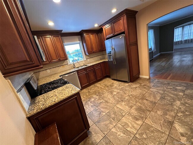 91 7th St in Hicksville, NY - Building Photo - Building Photo