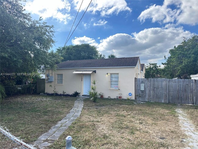 125 NW 4th Ave in Dania Beach, FL - Building Photo - Building Photo