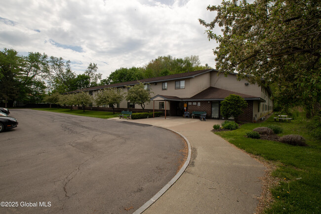 2006 Central Ave in Colonie, NY - Foto de edificio - Building Photo