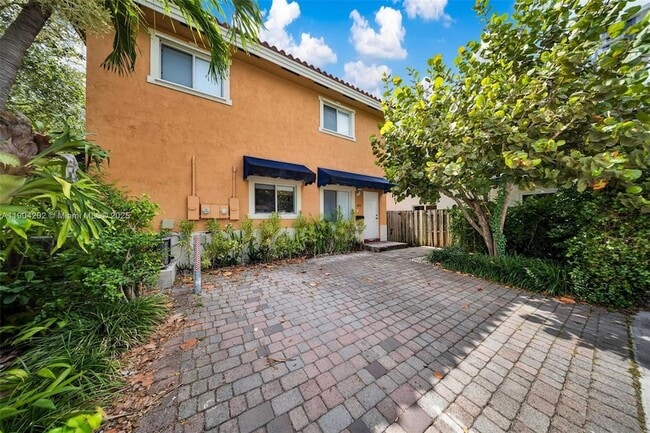 2814 SW 27th St in Miami, FL - Foto de edificio - Building Photo