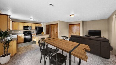 231 W 4th St in Tea, SD - Foto de edificio - Building Photo