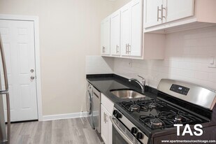 648 W Roscoe St in Chicago, IL - Building Photo