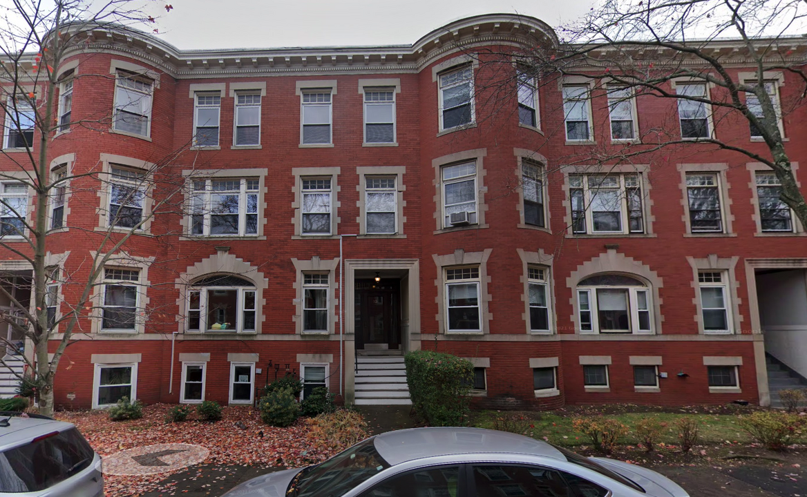 10 Strathmore Rd, Unit B in Brookline, MA - Foto de edificio