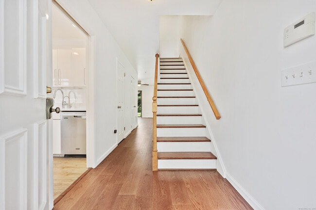 75 Cos Cob Ave in Greenwich, CT - Building Photo - Building Photo