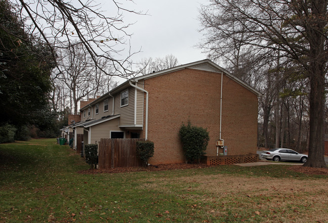 Sharon East Apartments in Charlotte, NC - Foto de edificio - Building Photo