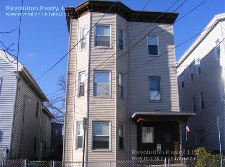 18 Rossmore St in Somerville, MA - Building Photo