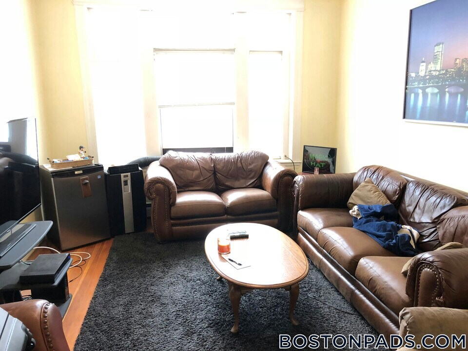 14 Mt Hood Rd in Boston, MA - Building Photo