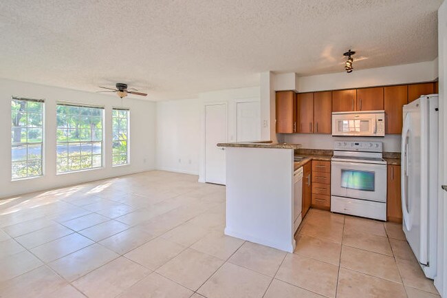 1165 Crystal Way-Unit -G in Delray Beach, FL - Foto de edificio - Building Photo