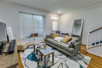 12325 Los Indios Trail in Austin, TX - Building Photo - Building Photo